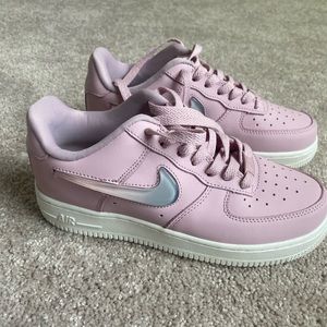 PURPLE NIKE AIR FORCE 1.